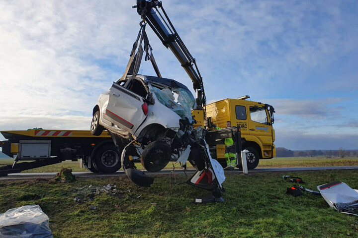 Für die Bergungsarbeiten musste die B 107 gesperrt werden.