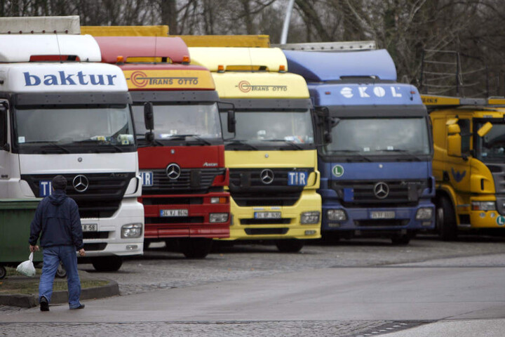Auf einer Rastanlage legte sich der Fahrer schlafen. (Symbolbild)