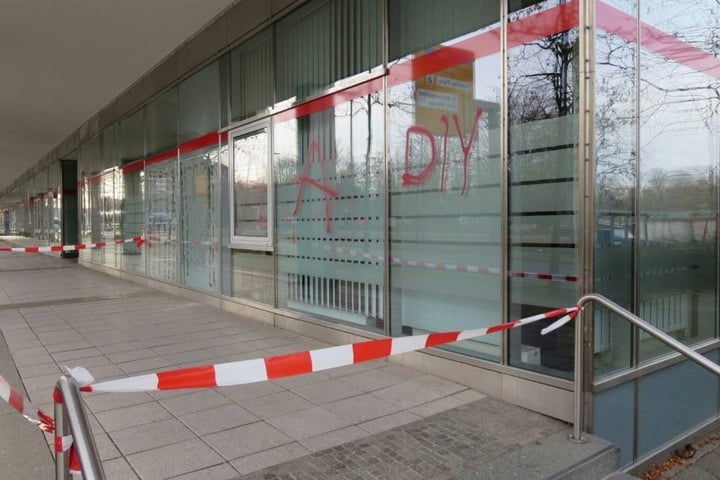 Die oder der Täter schmierten Farbe an die Fassade an der Prager Straße.