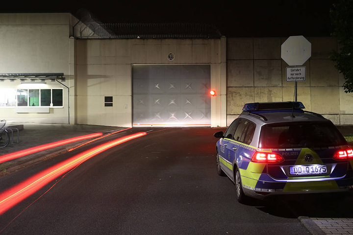 Ein Polizeiauto vor der JVA in Leipzig.