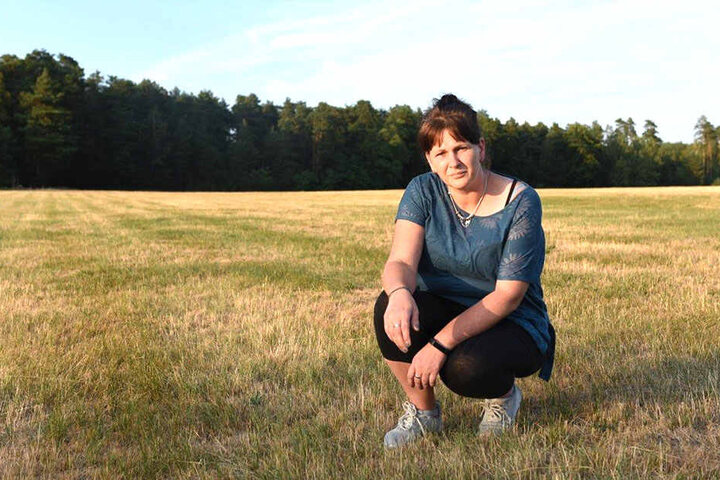 Madeleine Troll (43) zeigt die Stelle, wo ihre Hündin qualvoll starb.