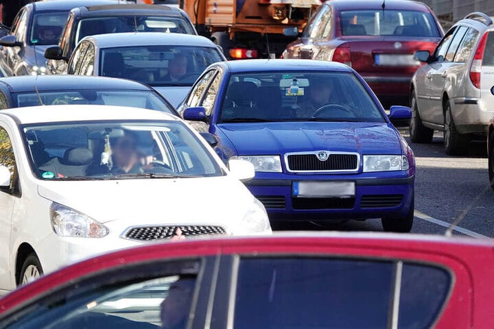 Die Woche startete für viele Autofahrer in Chemnitz mit Stau.