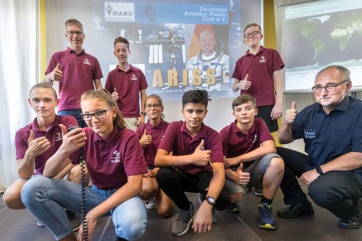 Endlich Erfolg: Heiko Meier (57, r.) mit Zwönitzer Gymnasiasten nach dem Gespräch mit "Astro-Alex".