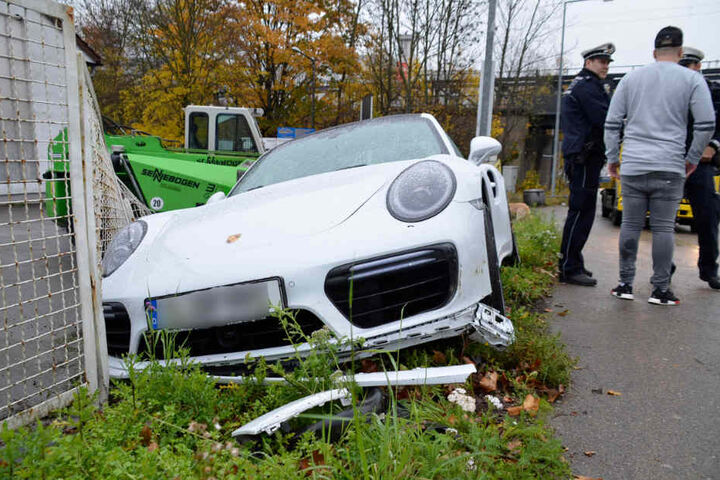 Der junge Fahrer (24, grauer Pulli) im Gespräch mit Polizisten.