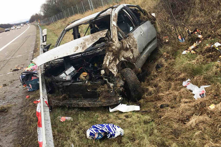 Der Ford hatte sich erst überschlagen, bevor er neben der Autobahn zum Stehen kam.