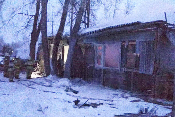 Feuerwehrleute am Einsatzort in einem Dorf östlich von Tomsk.