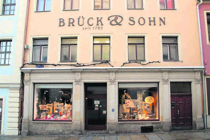 Die Dresdner Verlagsbuchhandlung "Shakespeares Enkel" soll mindestens bis zum Jahresende im Erdgeschoss des altehrwürdigen Hauses (Burgstraße 1) bleiben.