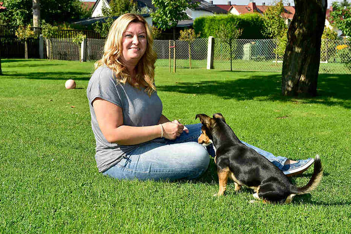 Von Familienhund Buddy (4) lässt sich die Autorin auch gern mal bei der Arbeit
„stören“ und nimmt sich in den Schreibpausen Zeit zum Spielen.