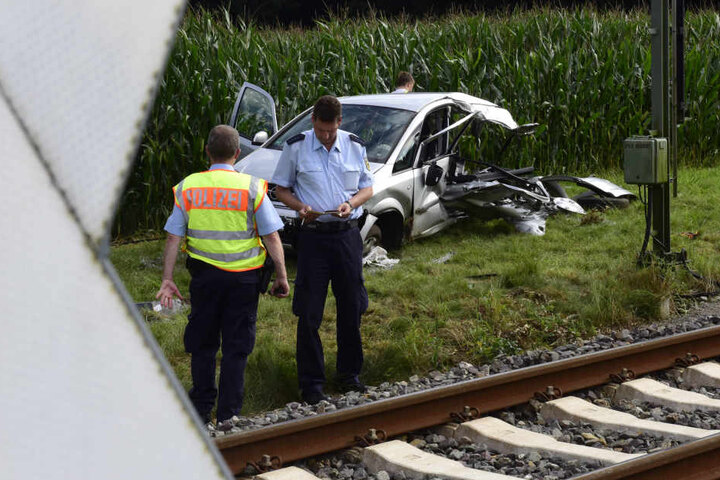 Die Beamten konnten dem Mann nicht mehr helfen, aber die Beifahrerin (74) wurde per Rettungshubschrauber ins Krankenhaus gebracht.