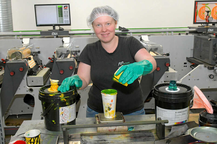 Flexodruckerin Diana Fröhlich mischt Farben an.