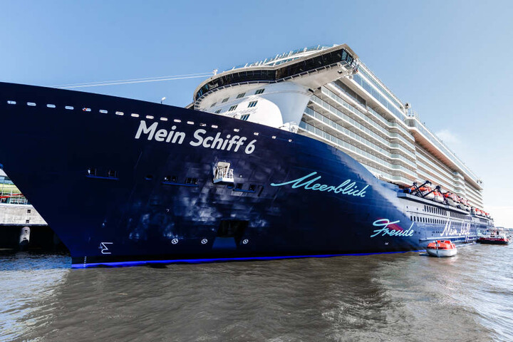 Die Mein Schiff 6 im Hamburger Hafen.