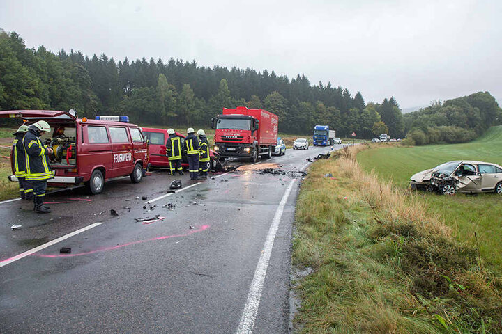 Auf regennasser Fahrbahn krachten die beiden Autos frontal aufeinander.