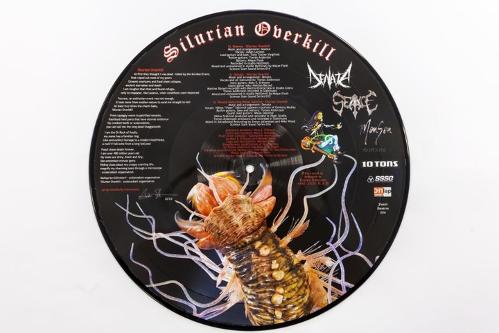 Bei der Eröffnung gibt‘s exklusiv eine Picture-Disk zu kaufen, die auf 300
Exemplare limitiert ist. Sie wurde in Ehren für den verstorbenen Motörhead
Sänger Lemmy Kilmister (1945-2015) gestaltet.