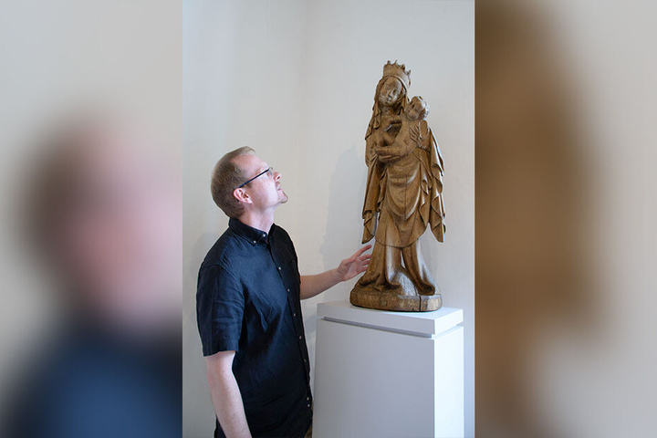 Stefan Thiele hat die 600 Jahre alte Madonna wieder in der Ausstellung des Schloßbergmuseums aufgestellt.