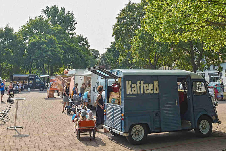Auf dem Wochenmarkt Alaunplatz offeriert Doreen Gäbisch Kaffeespezialitäten. Gemeinsam mit ihrem Mann betreibt sie Radebeuls einzige Kaffeerösterei "Le Tub".