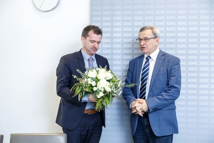 "Herzlichen Glückwunsch, Dresden!" ADAC-Vorstand Helmut Büschke (r., 66) überreicht Verkehrsbürgermeister Raoul Schmidt-Lamontain (38, Grüne) Blumen.