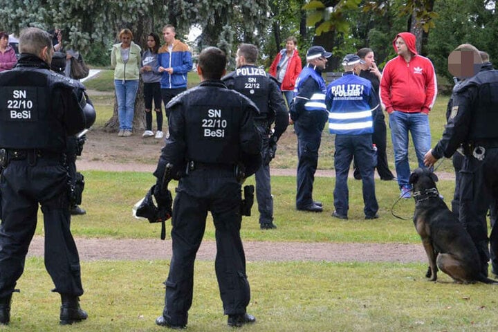 Die Beamten stellten sich zwischen Provokateure und Demonstranten.