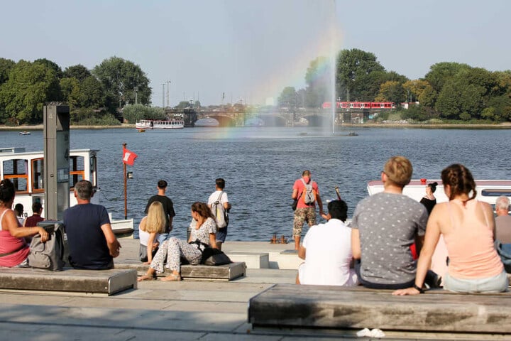 Zahlreiche Menschen sitzen bei Temperaturen über 30 Grad Celsius an der Binnenalster. (Archivfoto)