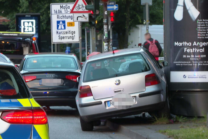 Der zivile, schwarze Streifenwagen drückte den silbernen Golf gegen eine Litfaßsäule.