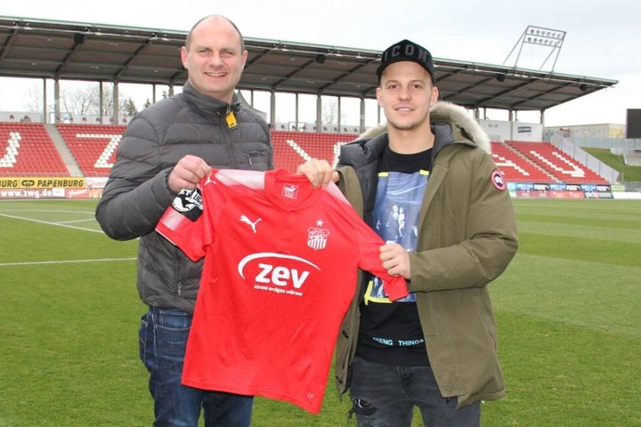 Sportdirektor David Wagner mit Fabian Schnabel (24).