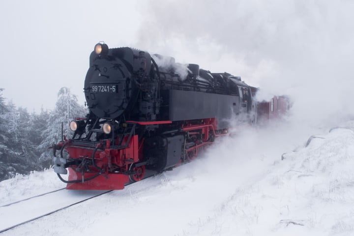 Eine Lok der Brockenbahn steckt im Schnee-Chaos fest.