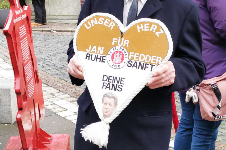Ein Fan hat ein Herz für Jan Fedder mitgebracht.