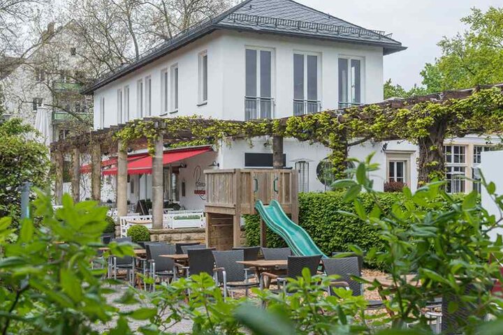 Der Rosengarten lädt seit April zum genussvollen Schlemmen ein. Bald auch mit Blick auf die blühenden Rosenstöcke.