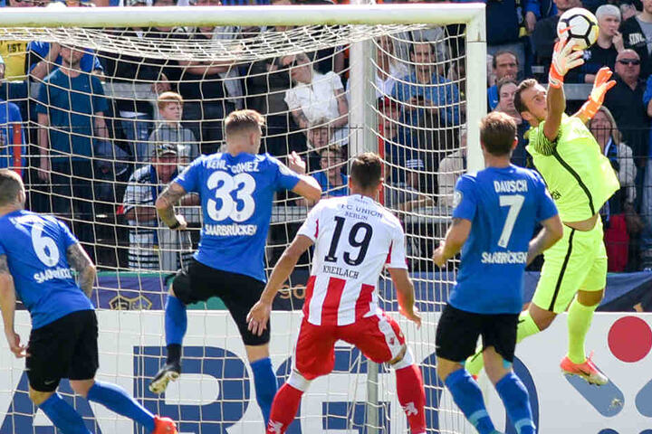 Saarbrückens Ricco Cymer fängt den Ball.