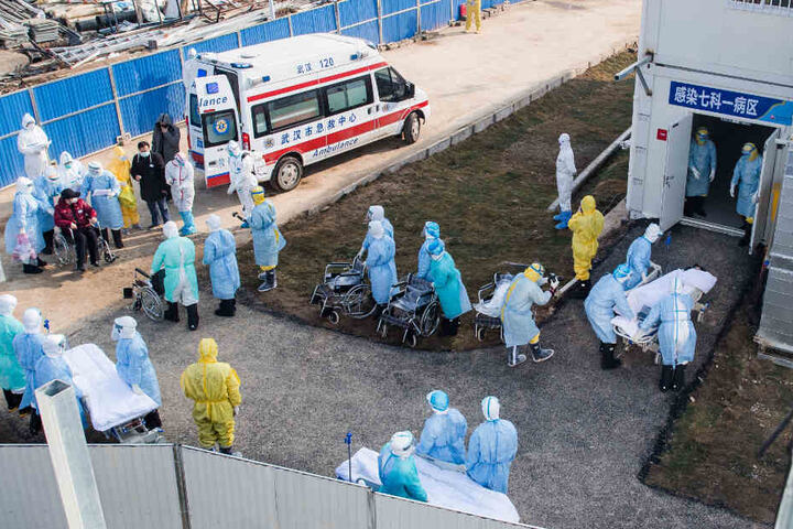 Angestellte eines chinesischen Krankenhauses kümmern sich um die Coronavirus-Patienten.