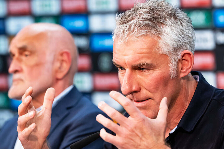 Hannovers Präsident Martin Kind (l.) hat seinem neuen Trainer Mirko Slomka bisher noch nicht einen externen Neuzugang gekauft.