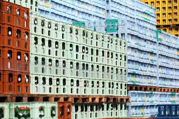 Die Wasser-Vorräte in den Supermärkten wurden infolge des blauen Wassers aus dem Hahn knapp. (Symbolbild)