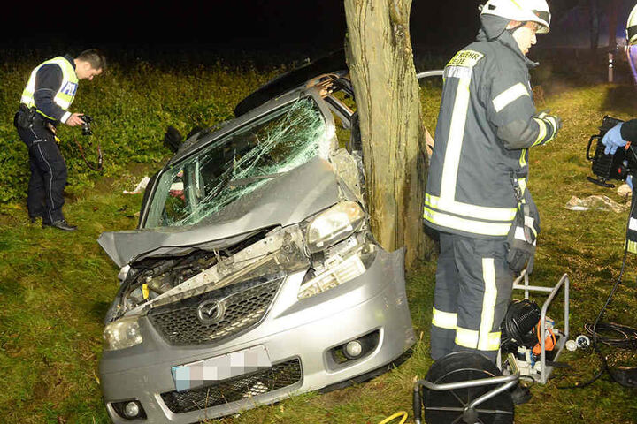 Die Frau krachte mit der Fahrerseite gegen den Baum.