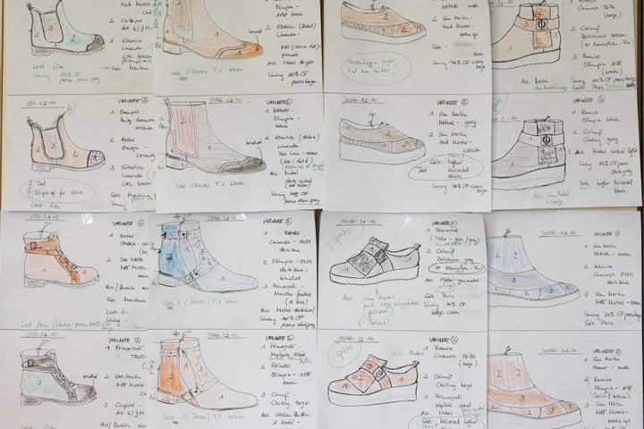 An der Pinnwand im Büro hängen noch die Entwürfe für die Herbst/Winter-Kollektion. In Arbeit sind aber längst die Schuhe für den Sommer 2018.