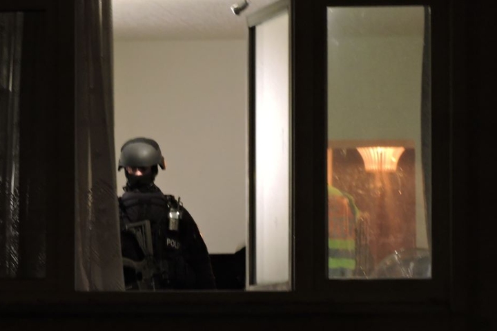 Ein SEK-Beamter steht in der Wohnung, in der der Angriff stattfand.