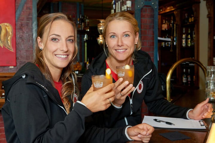 Lenka Dürr (l.) und Mareen von Römer kreierten in der Sonderbar den DSC-Margon-Cocktail "Dresden Butterfly".
