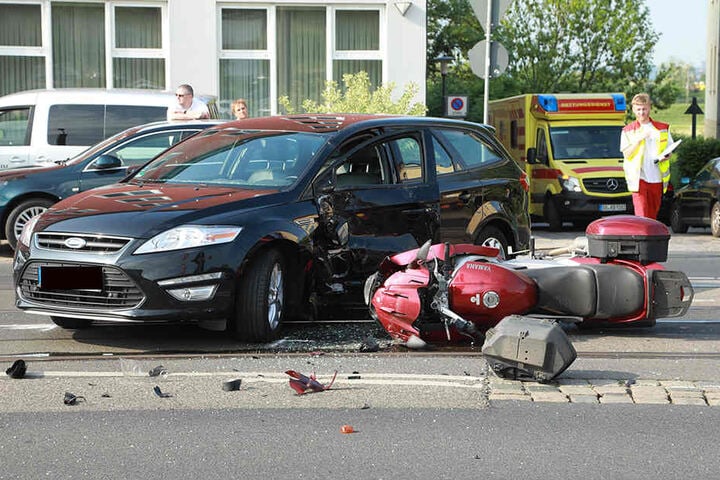 Rettungskräfte versorgten den verletzten Motorradfahrer vor Ort und brachten ihn anschließend in ein Krankenhaus.