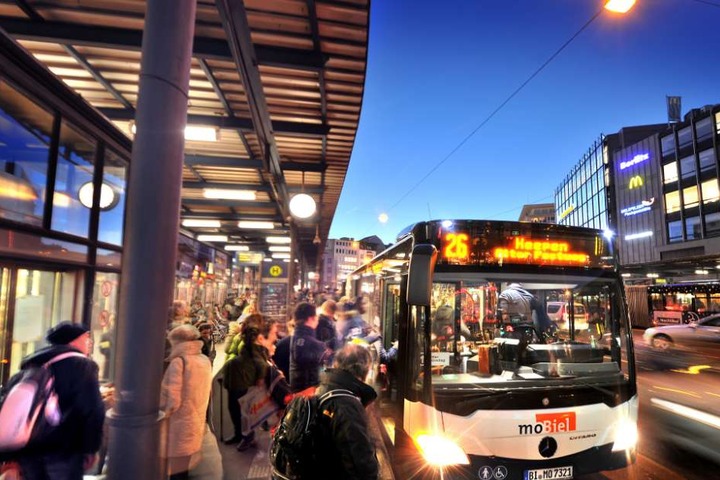 Auch in der Silvesternacht fahren die Busse vom Jahnplatz.