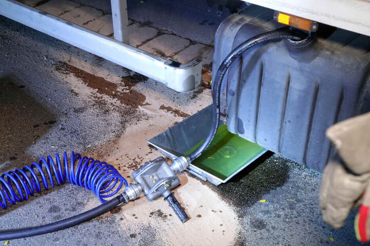 Die Feuerwehr musste hier dann den restlichen auslaufenden Diesel auffangen.
