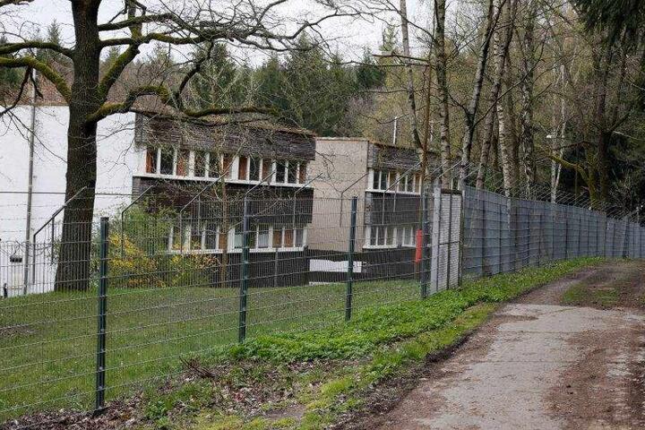 Die Brandsätze landeten auf der Wiese zwischen Zaun und Gebäude.