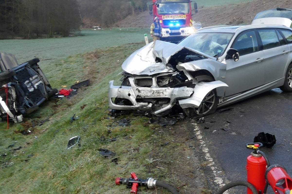 Reichshof J Hriger Ger T Auf Eisglatter Stra E In Gegenverkehr