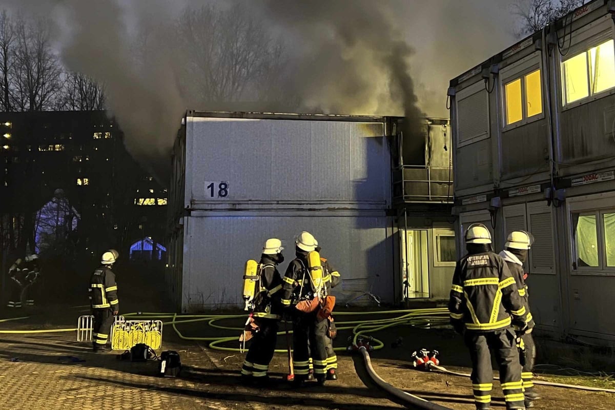 Feuer in Wohncontainer ausgebrochen: Rettungskräfte bergen tote Person
