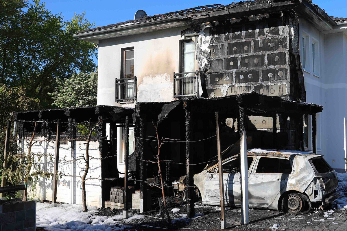 Feuer greift von Auto auf Haus über: Nachbarn retten Bewohnerin!