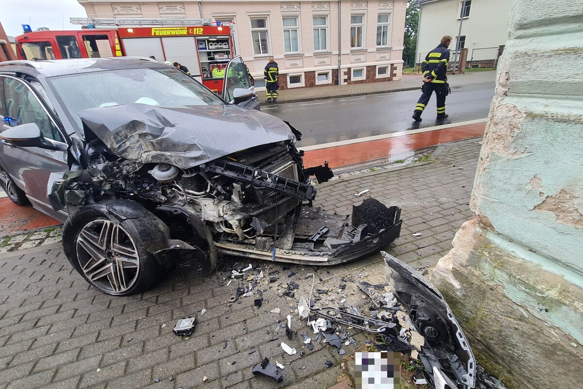 Unfälle In Mittelsachsen: Auto Kracht Frontal Gegen Hauswand