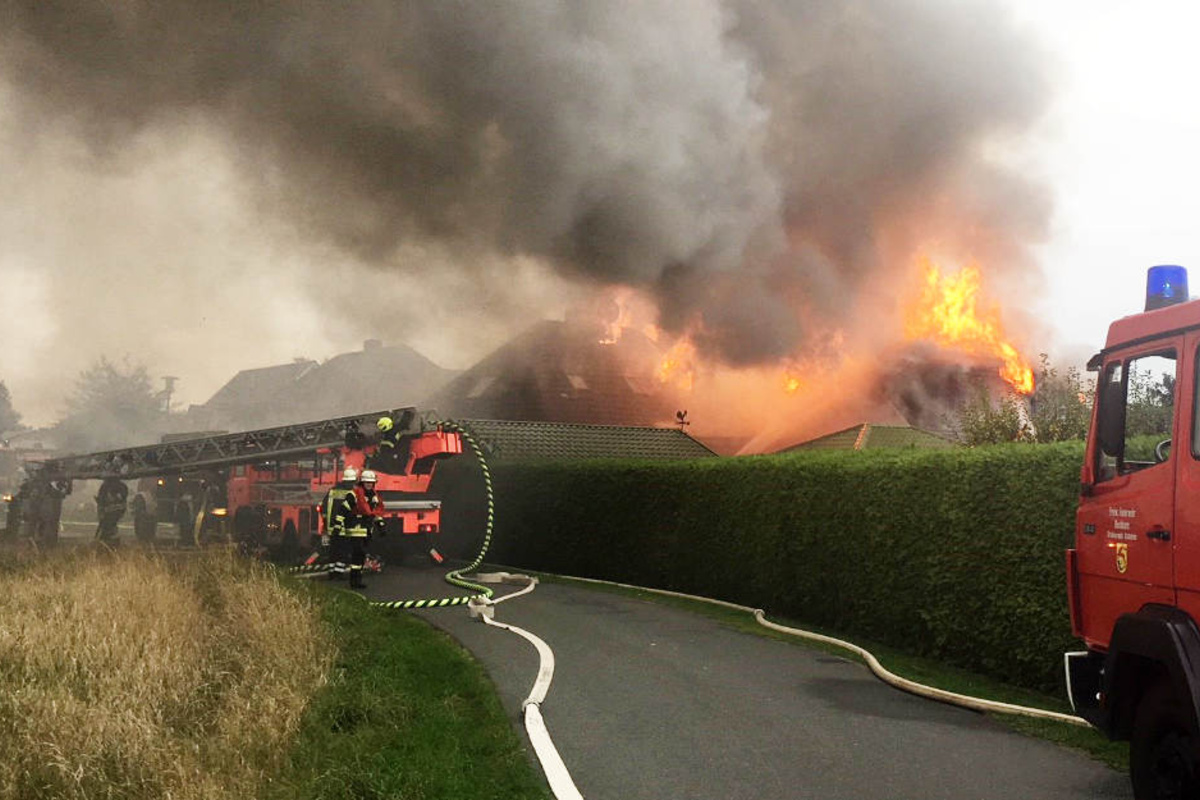 Wohnhaus brennt komplett nieder Feuerwehr wird zum