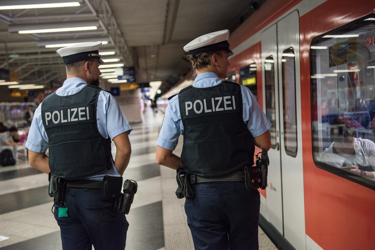 Unfall am Flughafen: 90-Jähriger will in S-Bahn einsteigen und kann nicht "loslassen"