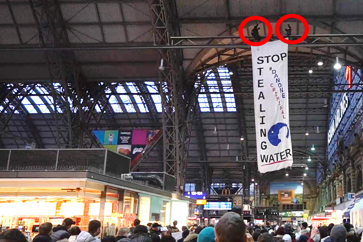 Drinking water activists: Dangerous climbing protest in Frankfurt Central Station