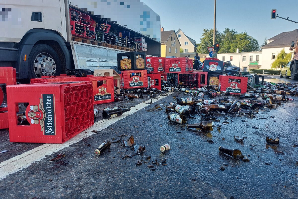 Vollsperrung nach Unfall in Sachsen: Bier-Laster verliert Ladung