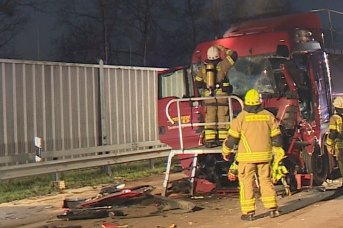 Gefahrgut-Lkw-kracht-in-Stauende-Verkehr-auf-der-A1-flie-t-wieder
