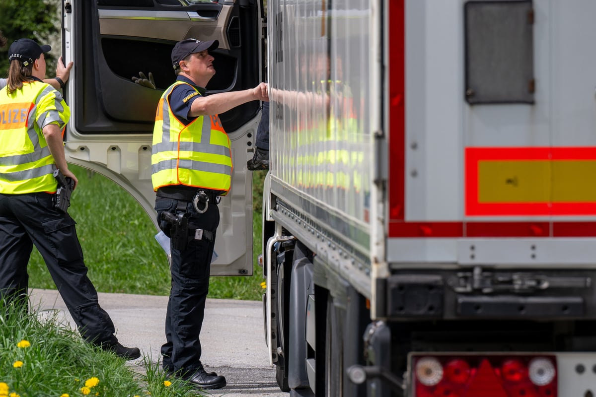 Polizei stoppt Kühltransporter: Blick in den Laderaum sorgt für Ekel-Alarm!