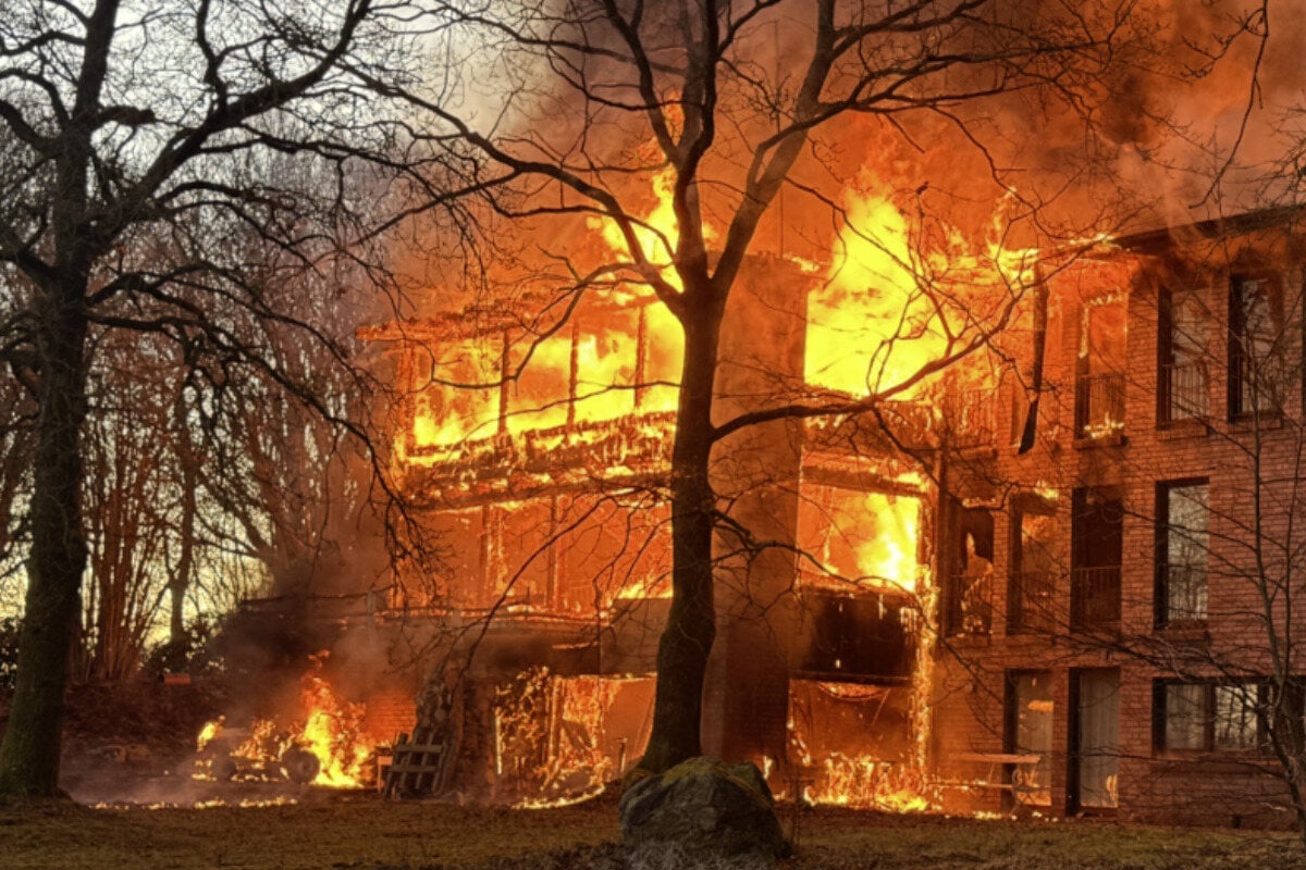 Gro-einsatz-der-Feuerwehr-Einsatzkr-fte-finden-leblose-Person-w-hrend-L-scharbeiten